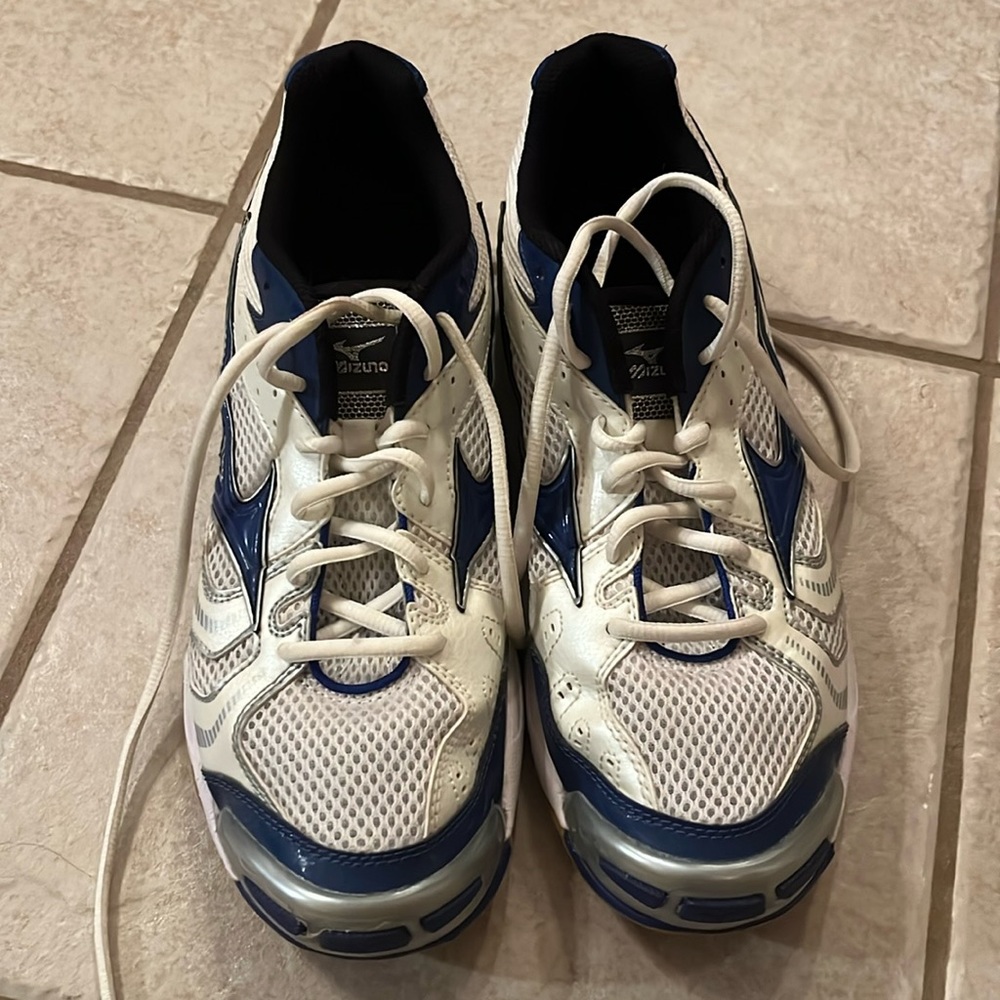 Mizuno Wave Bolt 2 court shoes. Only worn once.